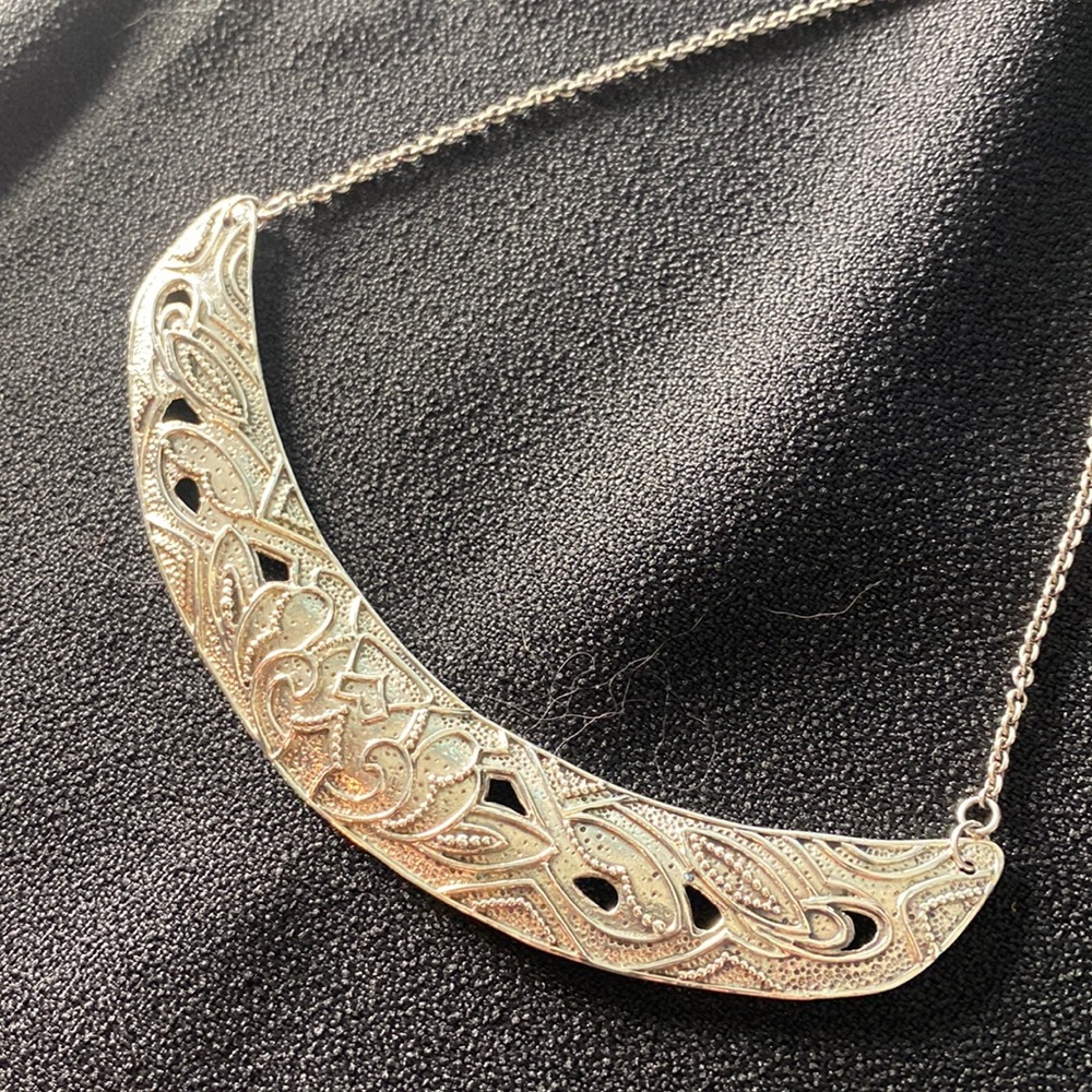 Ahead of the Curve Necklace. N3110. NIB